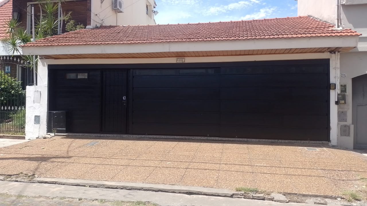 Portón corredizo negro instalado en frente de vivienda — Remedios de Escalada, Zona Sur
